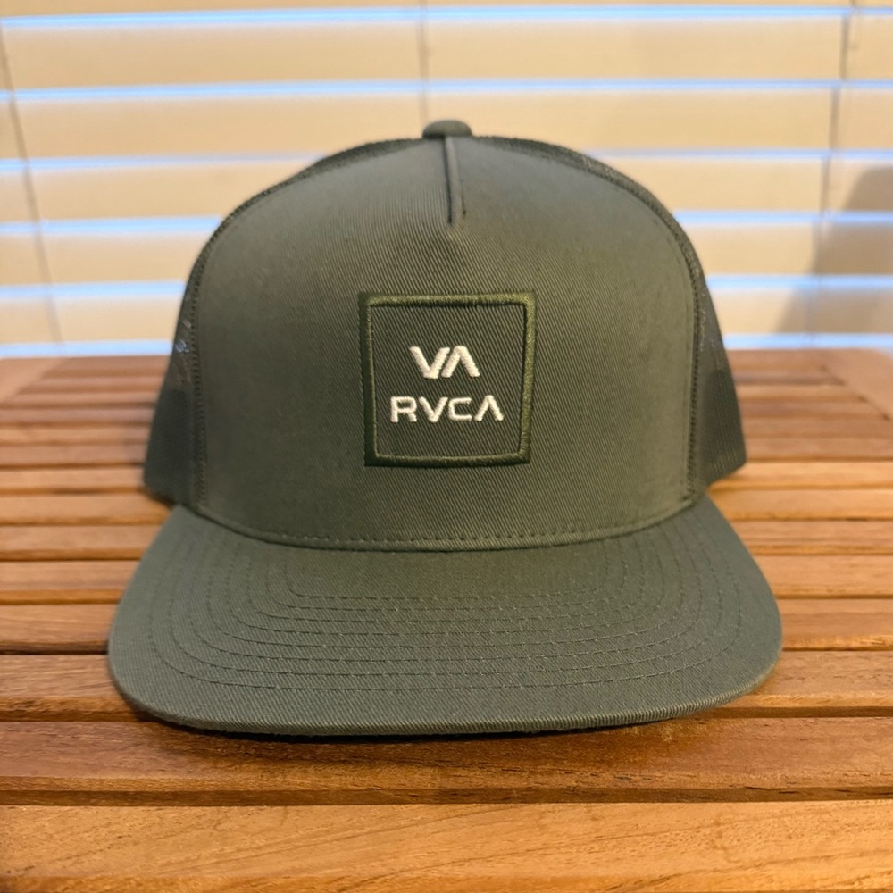 NWOT RVCA Logo Green SnapBack